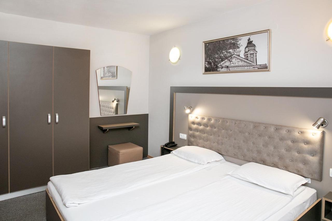 One-Bedroom Apartment,1214126749:JPEG
